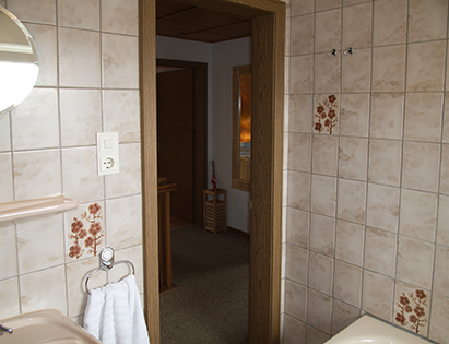 Badezimmer zum Flur (links Abstellraum)